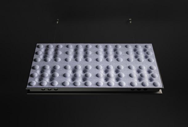 Prototyp lampy akustycznej Haloo – panele z włókniny petfelt na bazie butelek PET, proj. Maciej Karpiak