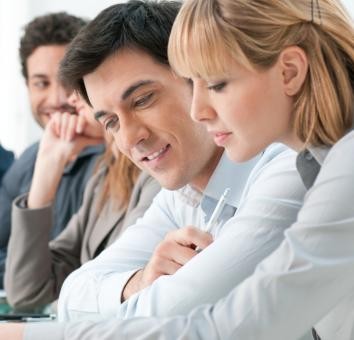 <b>Śmieciówki ozusowane</b>
<br>
<br>
Przyszły rok przyniesie jednak głównie zmiany mające być w założeniu korzystne dla pracowników. 
<br>
<br>
Rząd zajął się wreszcie problemem śmieciówek, czyli nadużywania umów zlecenia i umów o dzieło, to znaczy zatrudniania pracowników na ich podstawie tak, jakby pracowali na etacie.
<br>
<br>
Zmiany zapowiedział jeszcze Donald Tusk, gdy w swoim tzw. drugim exposé ogłosił rok 2014 