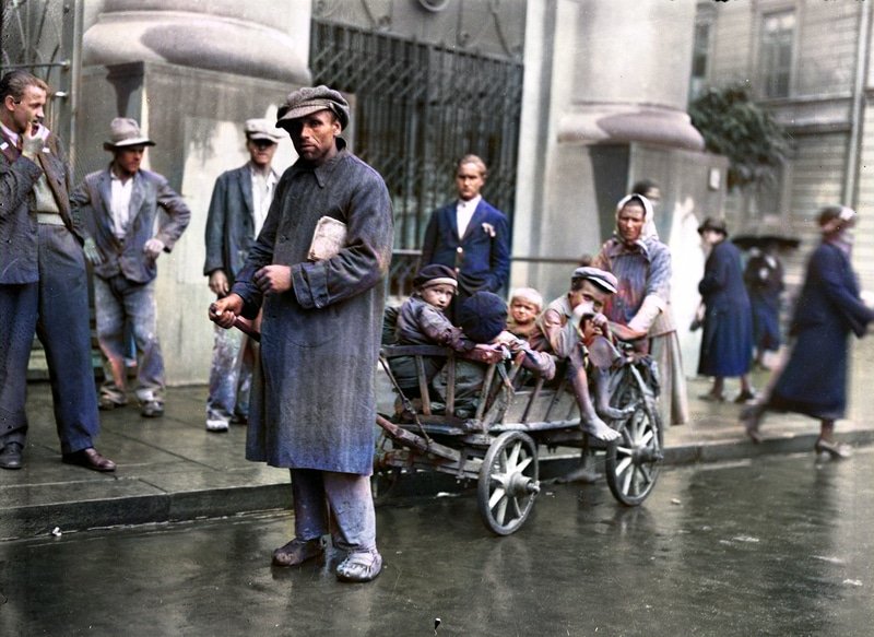 Członkowie rodziny bezrobotnego z drewnianym wózkiem na jednej z ulic Krakowa. 1932 rok. Źródło: Narodowe Archiwum Cyfrowe.