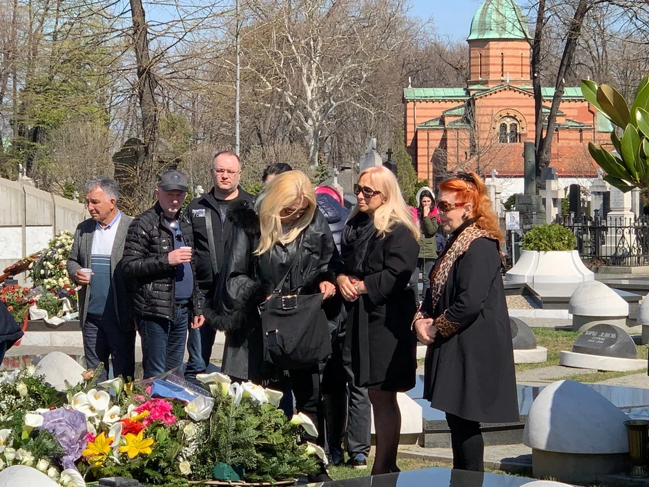 "NEMA VIŠE MOG OSMEHA, DUŠO MOJA" Goca Šaulić neutešno plače na groblju, obeležava se 40 dana od smrti Šabana Šaulića