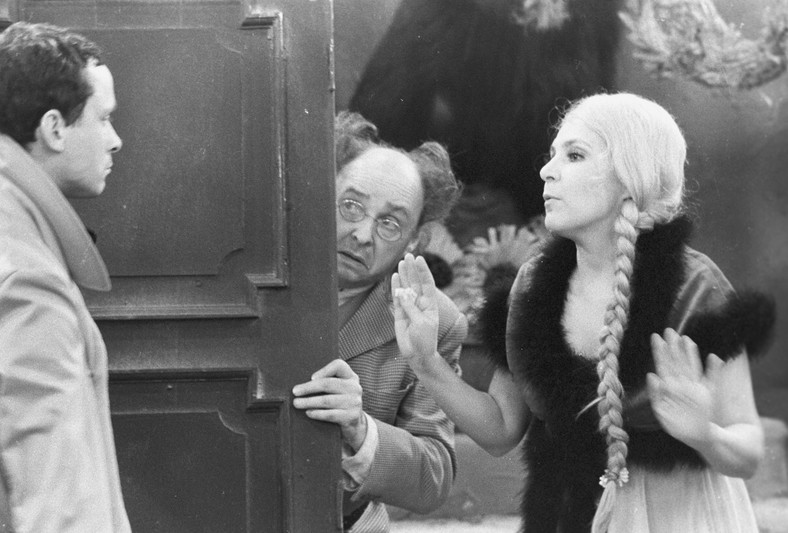 Od lewej: Paweł Wawrzecki, Kazimierz Brusikiewicz jako Ralf, Marta Lipińska jako Genia w spektaklu Teatru Telewizji "Rezerwat", w reżyserii Krzysztofa Zaleskiego (1981).