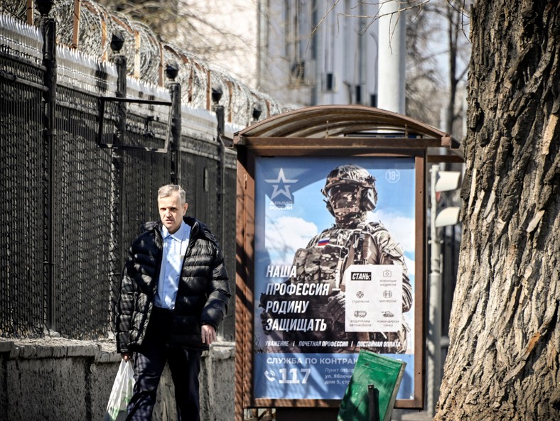 "Nasza praca to obrona ojczyzny". Plakat reklamujący możliwość podpisania kontraktu z rosyjskim Ministerstwem Obrony. Moskwa. 12.04.2023 r.