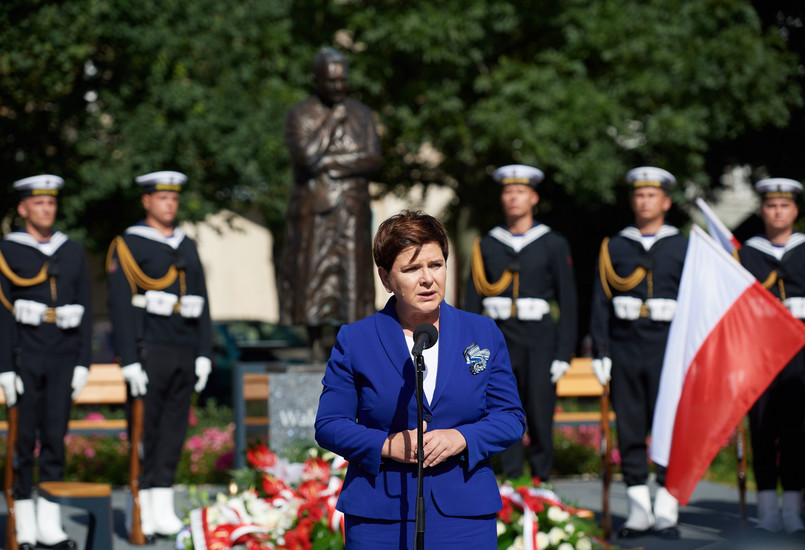 Wystąpienie premier Beaty Szydło podczas uroczystości złożenia kwiatów przed pomnikiem Anny Walentynowicz