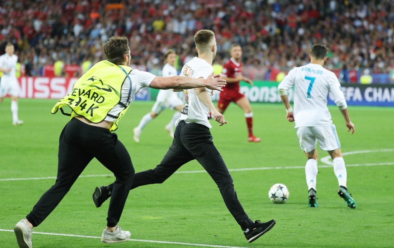 Wielki skandal w finale Ligi Mistrzów. Kibic przeszkodził Cristiano Ronaldo w strzeleniu gola