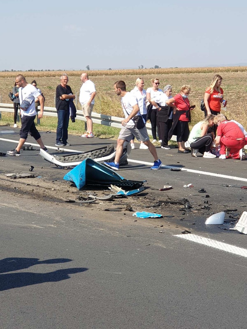 Delovi vozila rasuti po putu