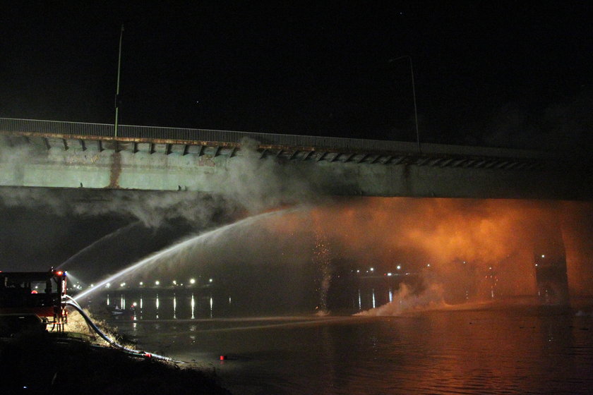 Fajerwerki nad płonącym mostem Łazienkowskim