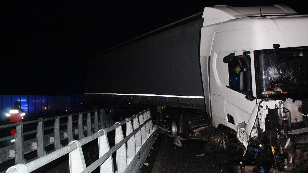 Wczoraj późnym wieczorem w pobliżu Grabkowa na autostradzie A1 tir wjechał w barierki. Kierującemu nic się nie stało, ale kiedy chciał mu pomóc inny kierowca, spadł z wiaduktu. Następnie na miejsce przyjechał wóz holujący, którego pracownik również spadł z wiaduktu. Ten ostatni nie przeżył.