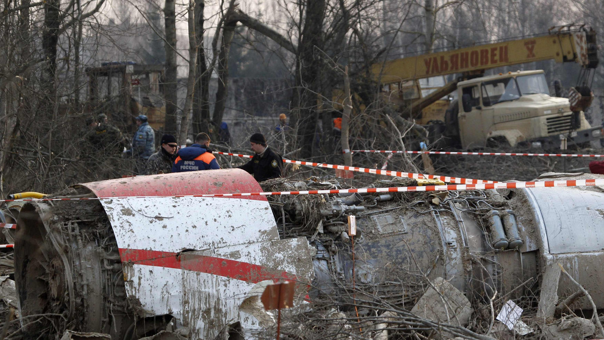 Ponad 170 osób, bliskich ofiar katastrofy z 10 kwietnia, jest już na płycie lotniska w Smoleńsku przy wraku samolotu Tu-154. Rano rodziny ofiar katastrofy smoleńskiej, wraz z towarzyszącą im pierwszą damą Anną Komorowską, przybyły do Witebska na Białorusi, skąd przyjechały autokarami do Smoleńska.