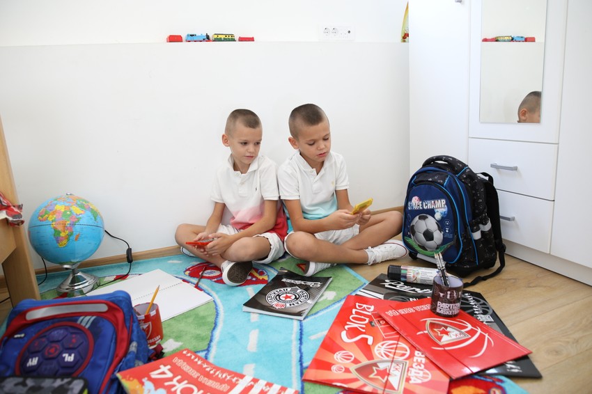 Kako ističu roditelji budućih prvaka, najgori su oni skriveni troškovi, pa tako neke pernice koštaju koliko i rančevi.  60 hiljada dinara potrebno je da biste u potpunosti opremili školarce, od garderobe do knjiga, smatra majka blizanaca