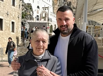 "NE MOGU, SINE, NEMAM SNAGE!" Vladimir Tomović objavom sa majkom dirnuo sve