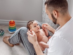 Może by chcieli, ale wolą nie... Oto dlaczego minimalna liczba Polaków korzysta z urlopu rodzicielskiego