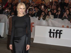 Nicole Kidman bardzo się stara, by pokazać, że ma ruchomą twarz, ale efekt nie jest przekonujący. FOTO