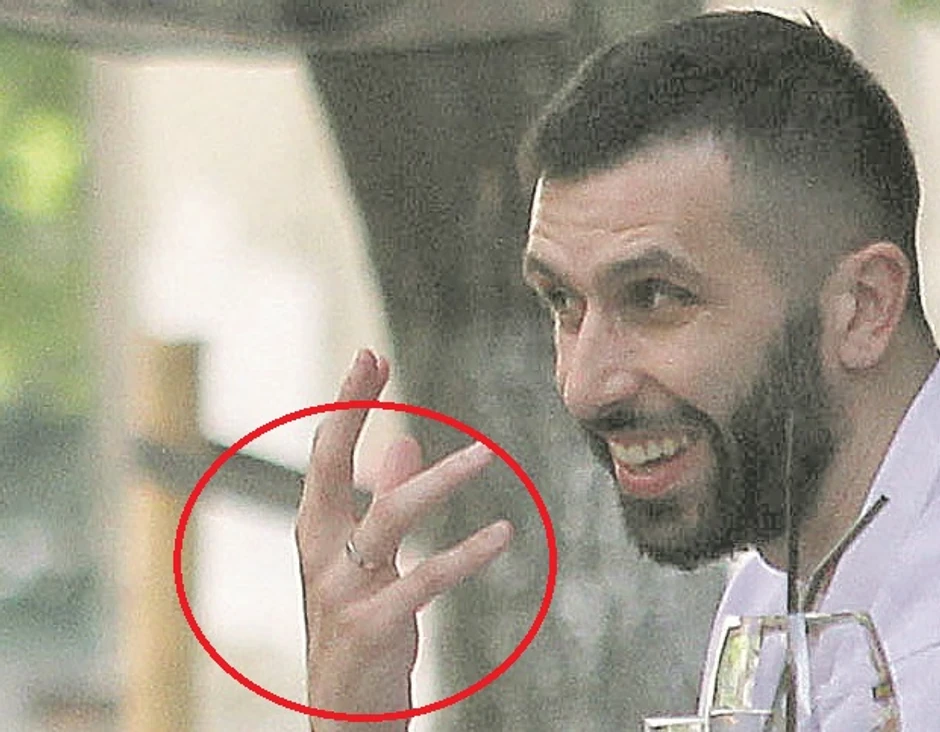 Vladimir ponosno pokazuje burmu od belog zlata