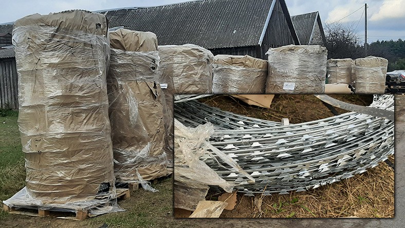 Zwoje drutu zabezpieczającego granicę przed placówką Straży Granicznej w Michałowie. 