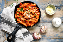 Najprostszy makaron z kremowym sosem pomidorowym. Przepis, który zawsze wychodzi