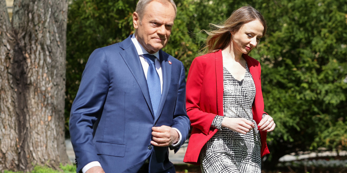 Premier Donald Tusk i ministra rodziny, pracy i polityki społecznej Agnieszka Dziemianowicz-Bąk przed konferencją prasową w KPRM na początku kwietnia.