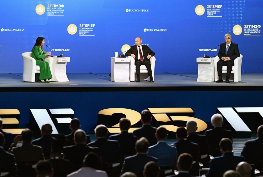 Glavna urednica RT Margarita Simonjan sa ruskim i kazahstanskim predsednikom Vladimirom Putinom i Kasimom Žomartom Tokajevim na Međunarodnom ekonomskom forumu u Moskvi