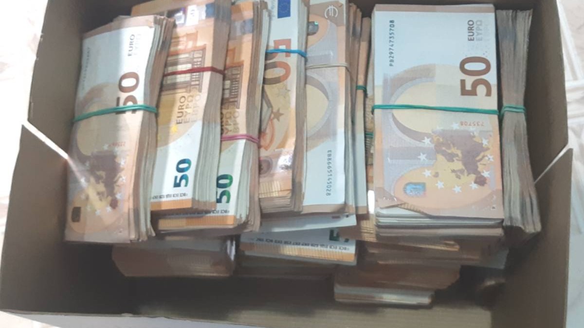 Două ucrainence au rămas fără 630.000 de euro, după ce i-au ascuns într-o cutie de absorbante și au încercat să intre cu ei în Romania într-un Land Rover de lux