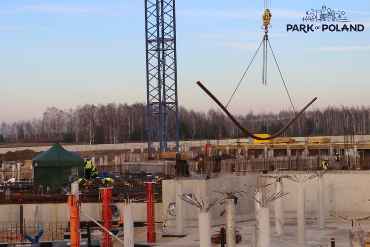 'Dotychczas wykorzystano na budowie ponad 7 tys. m sześc. betonu, czyli tyle, ile pomieściłyby niemal trzy baseny olimpijskie' - poinformowano. Dodano, że zużyto ponad milion kg stali, co stanowi masę 650 samochodów osobowych.