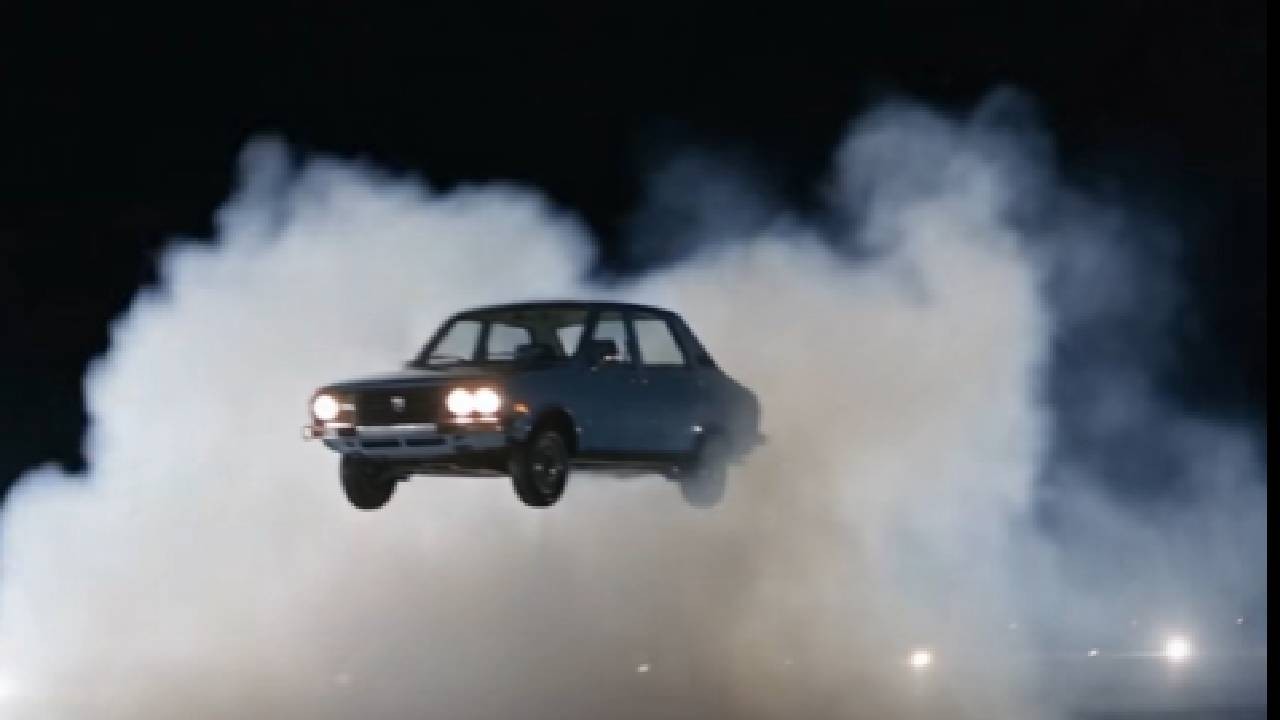 Dacia 1300 zburătoare a lui „Nea Ghiță”, virală pe internet, în stil Tesla Roadster: „La noi e cu propulsie pe țuică”
