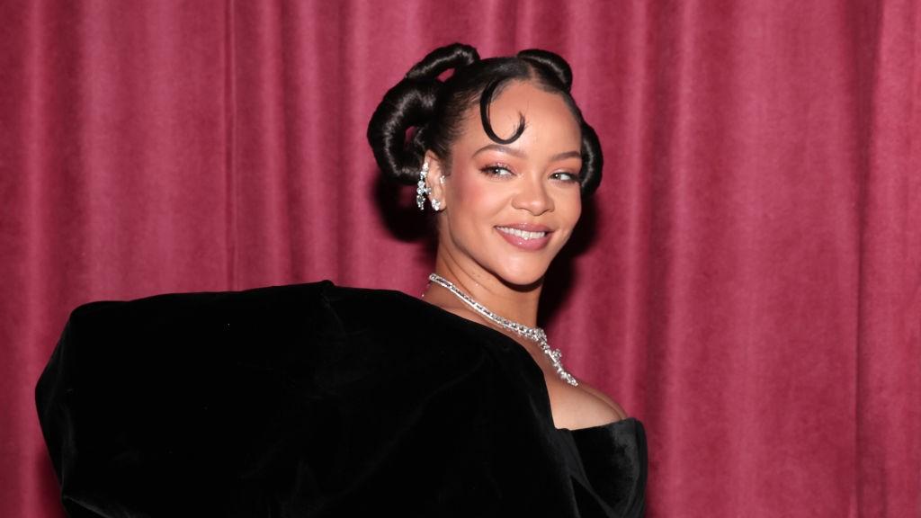 Rihanna csodaszép, fehérneműs fotókkal ünnepel - és van mit