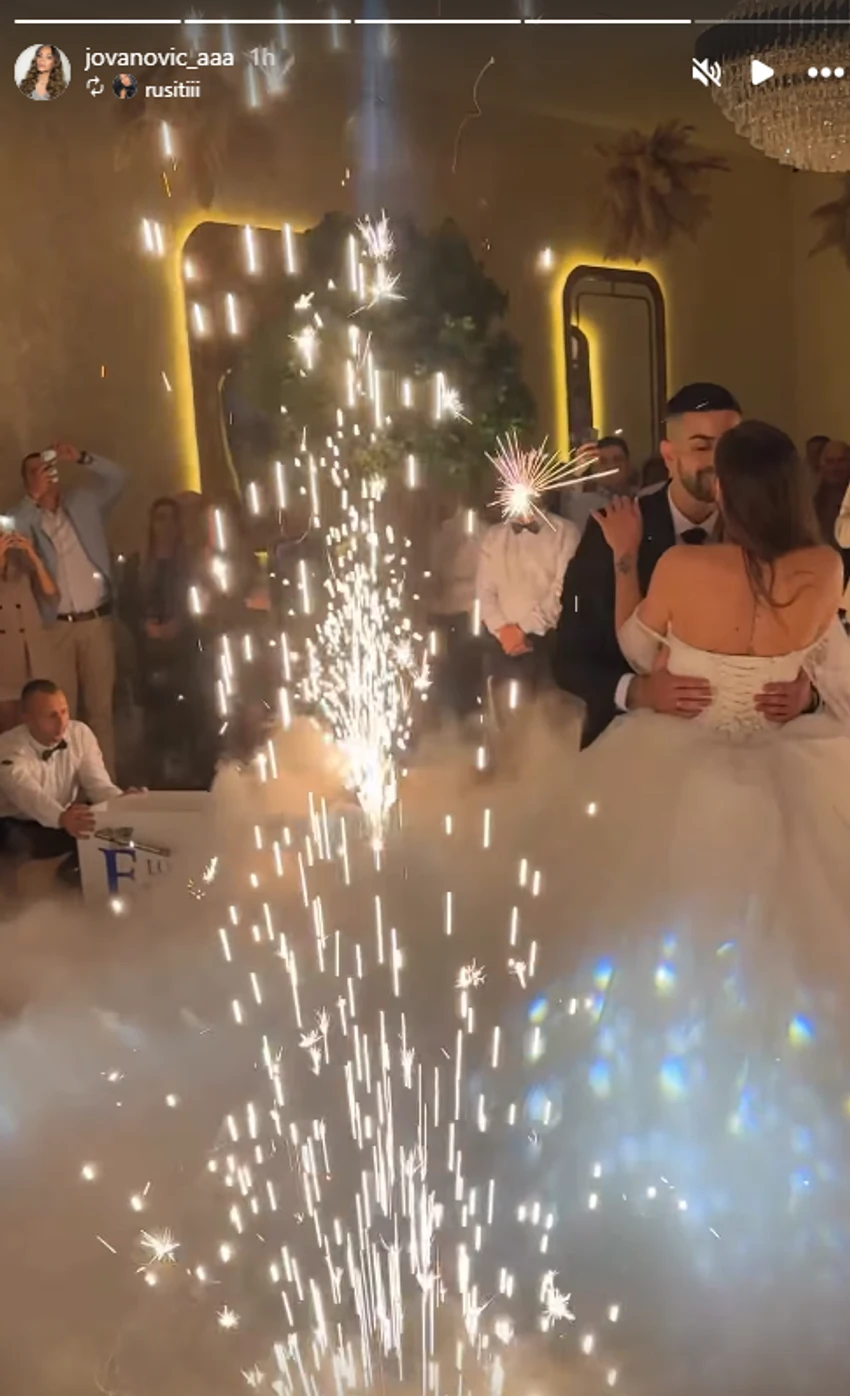 Bivša zadrugarka u raskošnoj venčanici pleše sa mužem, on nosi nanogicu: Imali su burnu vezu