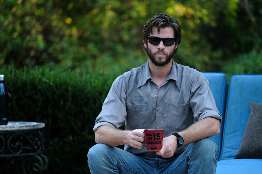 Liam Hemsworth jako Kyle w filmie "Arkansas" (2020)