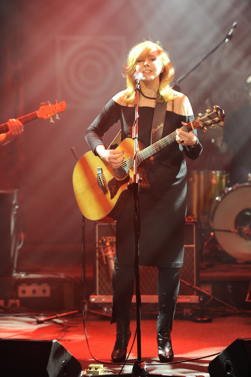 Edyta Bartosiewicz z gitarą