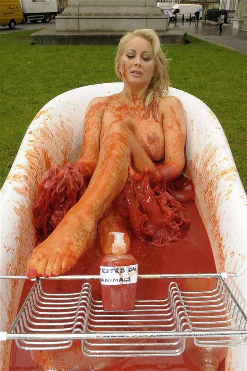 Naga modelka "Playboya" we krwi w wannie