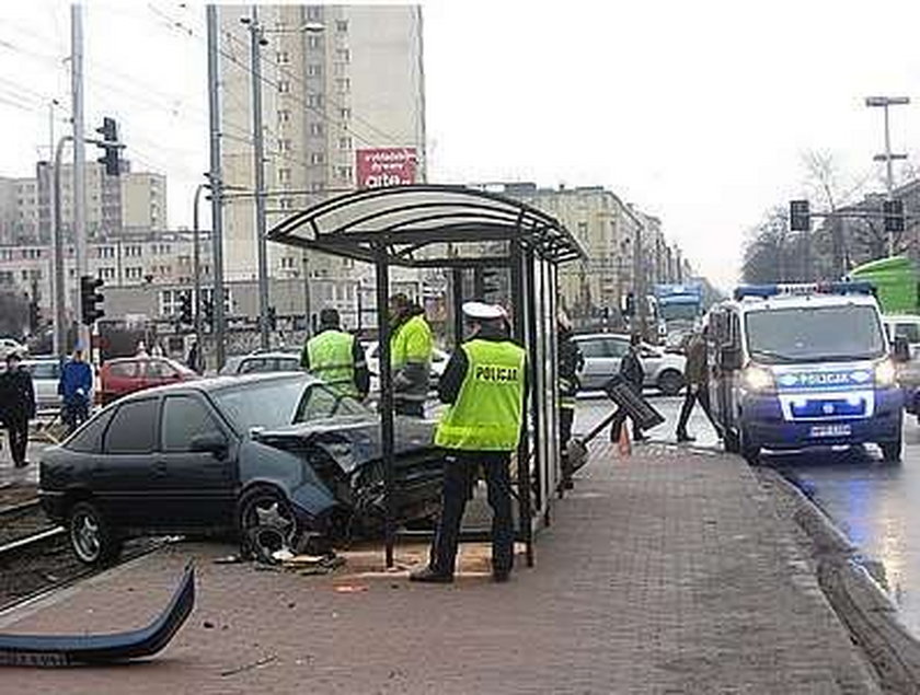 Opel wjechał w przystanek. 3 osoby ranne