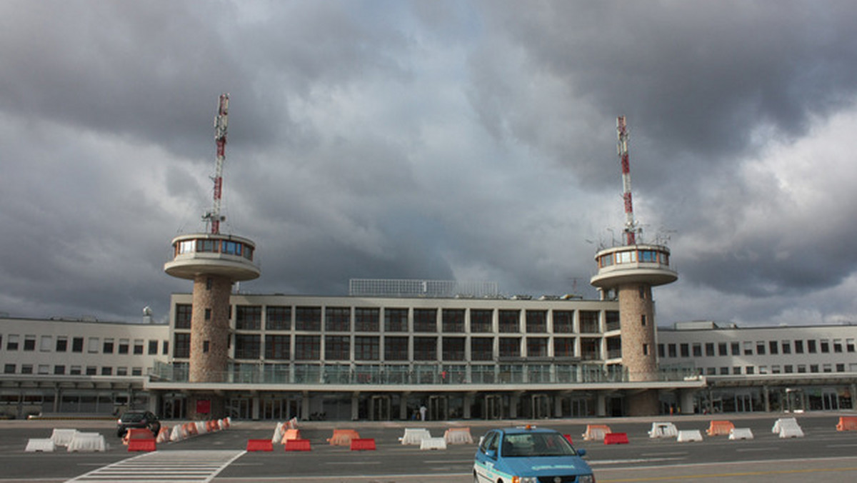 Władze lotniska w Budapeszcie postanowiły czasowo zamknąć Terminal 1, zmuszone do obniżania kosztów w związku z upadkiem flagowego węgierskiego przewoźnika - linii Malev oraz "dodatkowymi obciążeniami podatkowymi".