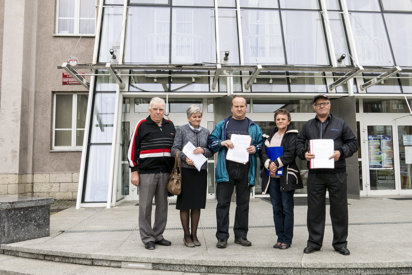 Delegacja mieszkańców przed UM w Sosnwocu