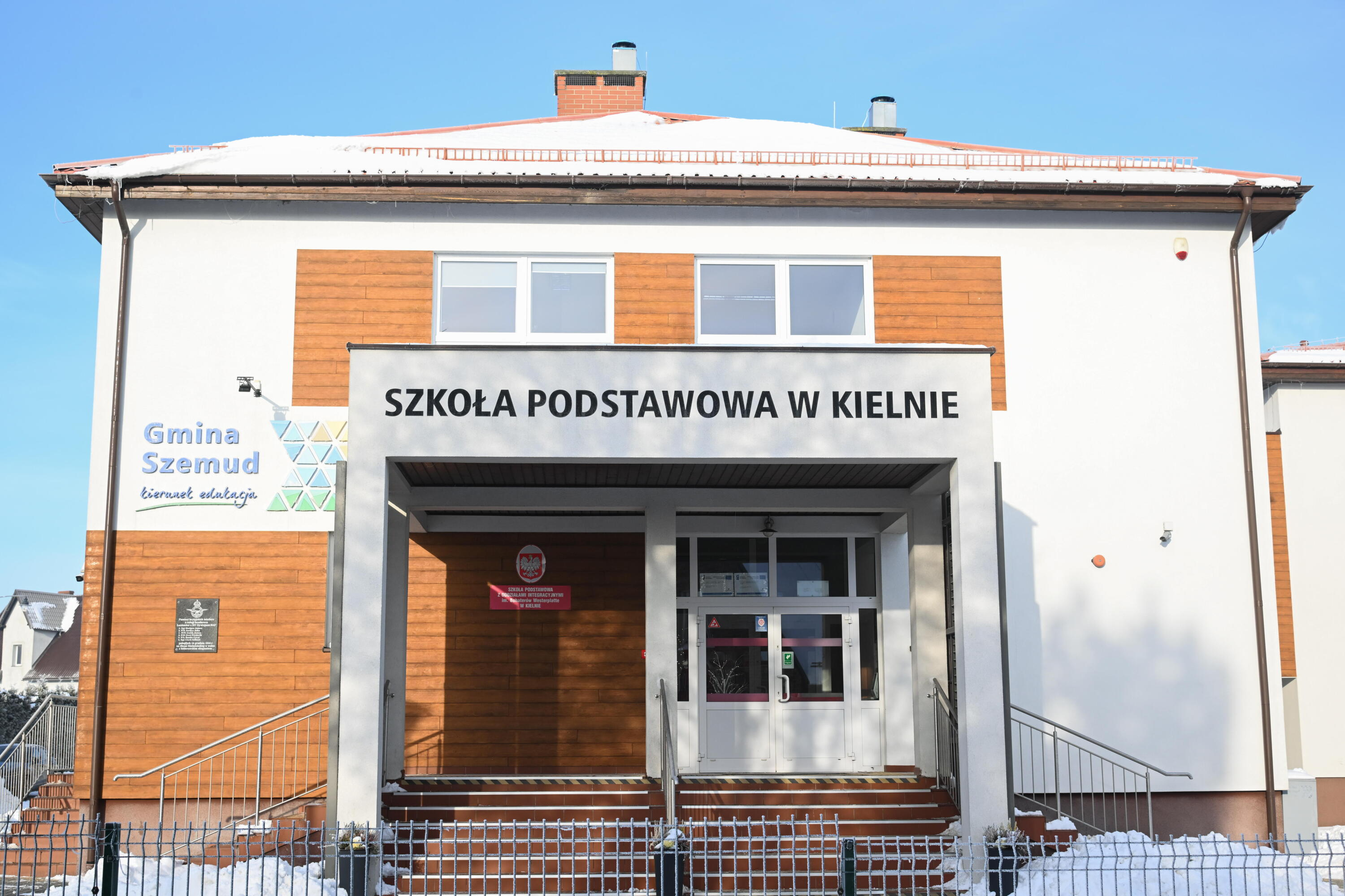 Krzyż czy plastik z Halloween? Nauczycielka z Kaszub walczy o powrót do szkoły