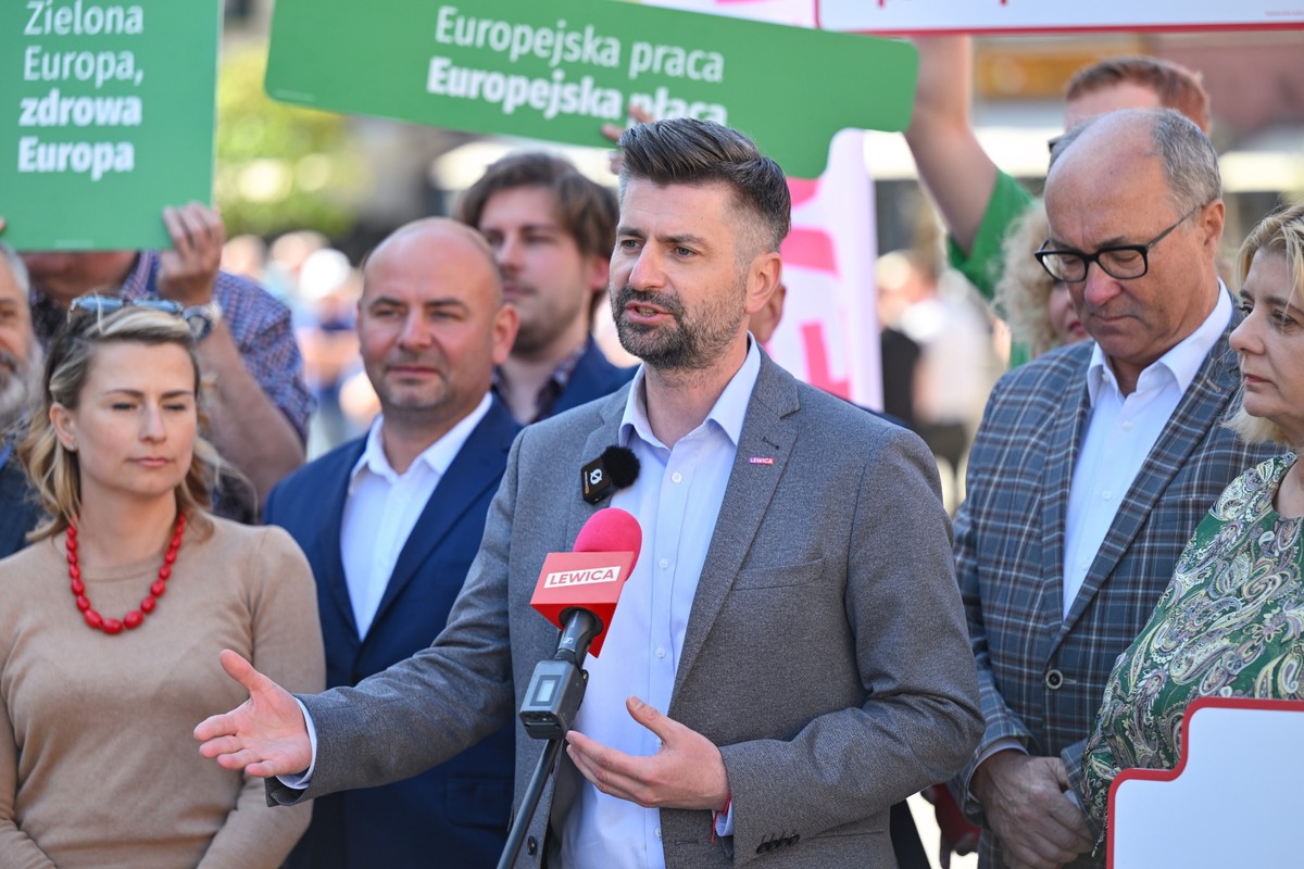 Kampania wyborcza do Parlamentu Europejskiego. Wicemarszałek Sejmu RP, współprzewodniczący Nowej Lewicy Włodzimierz Czarzasty oraz wiceminister sprawiedliwości Krzysztof Śmiszek na konferencji prasowej Koalicyjnego Komitetu Wyborczego Lewica na Rynku we Wrocławiu