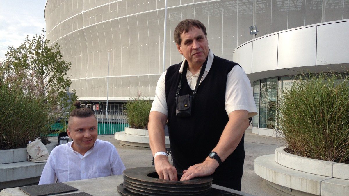 Wykonana z brązu rzeźba jest 100 razy mniejsza od oryginału i pomaga niewidomym "zobaczyć" Stadion Wrocław. Makieta znajduje się na wysokości trybuny "D" i można ją obejrzeć codziennie zwiedzając esplanadę stadionu w godzinach od 10 do 18.