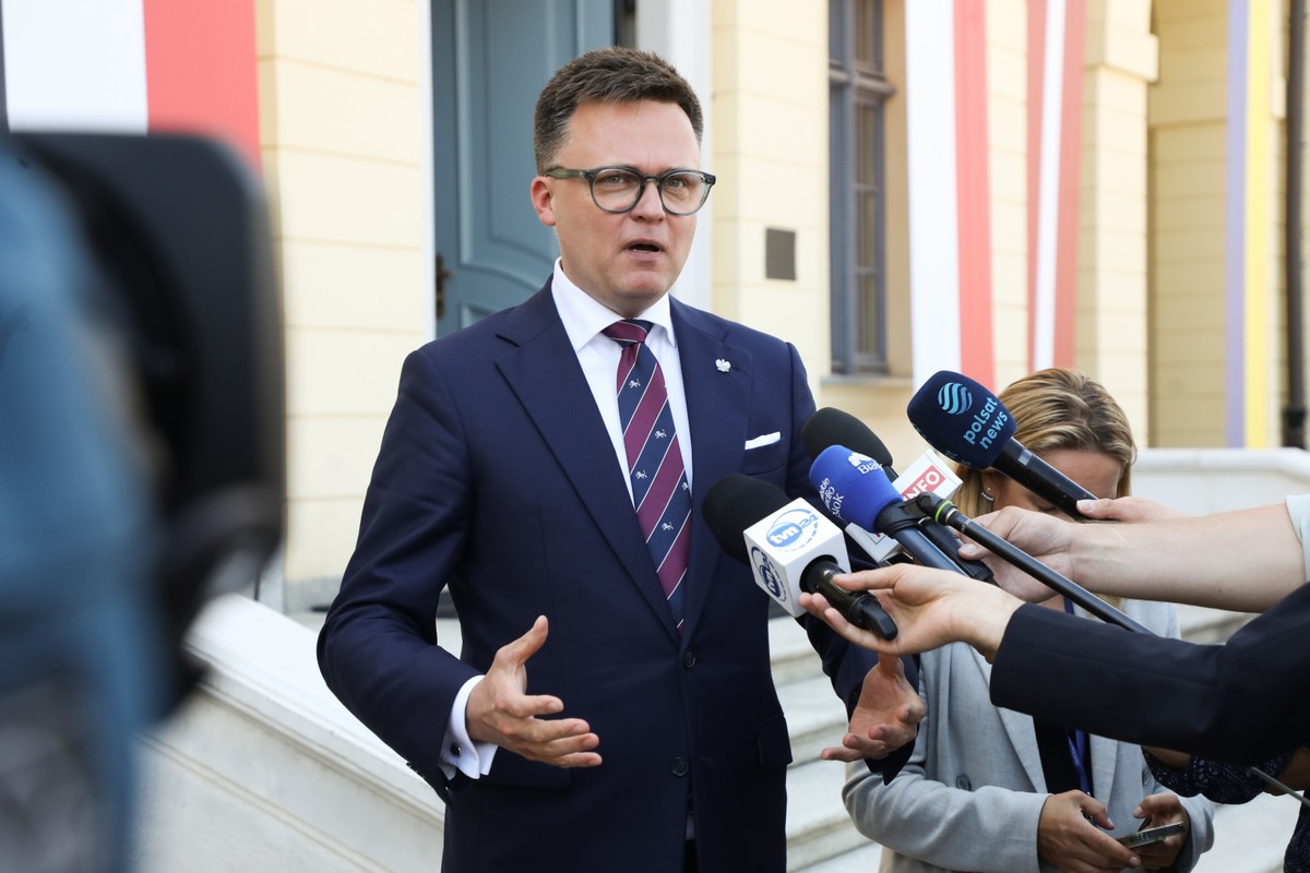 Marszałek Sejmu RP Szymon Hołownia udziela wypowiedzi dla mediów w trakcie spotkania przewodniczących parlamentów Polski, Estonii, Łotwy i Ukrainy, przed Pałacem Branickich w Białymstoku