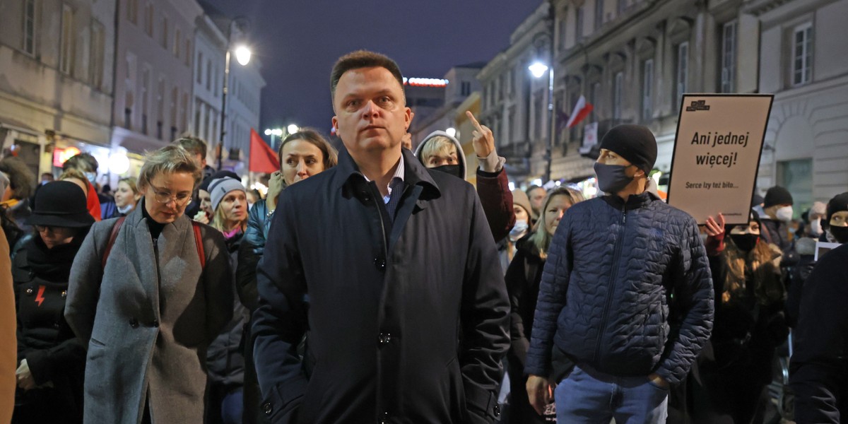 Szymon Hołownia wbrew wcześniejszym zapowiedziom wziął udział w marszu ku pamięci Izy S.