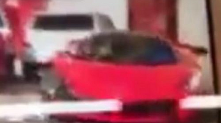 Durva videó! Így zúzták ripityára a La Ferrarit a Váci úton!