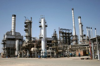 Na rynkach paliw ostra wyprzedaż ropy. Surowiec stracił w 2 dni ponad 4 proc.