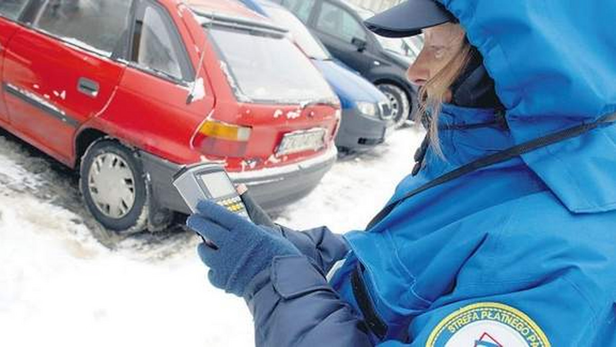 "Głos Koszaliński": kierowcy z Koszalina przekonują: jeśli masz zasypaną śniegiem szybę, nie musisz płacić w strefie płatnego parkowania.