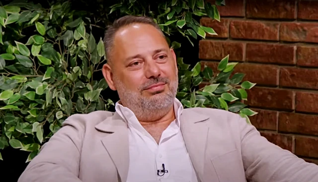 "Građena kao kontrabas, ima majmunsku facu!" Poznata kuma po svaku cenu htela da bude u društvu Branka Babića, pevačica sve obelodanila javno: "JEDVA JE SE OTARASIO!"