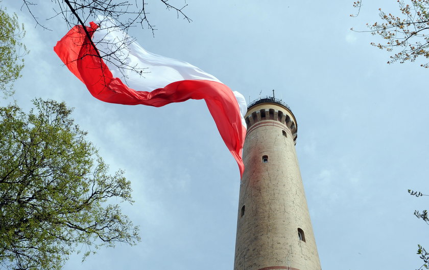 Gigantyczna flaga Polski załopotała na latarnie