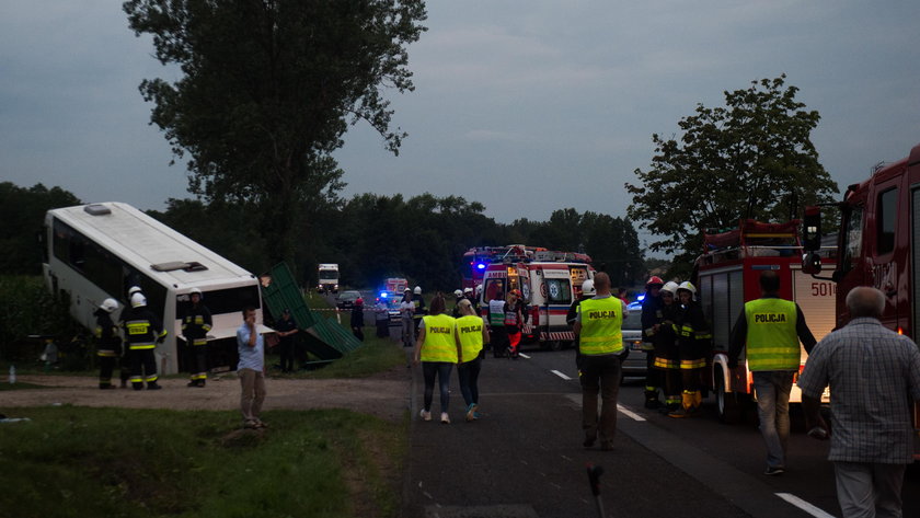 Groźny wypadek pod Łodzią. Autokar zderzył się z ciągnikiem