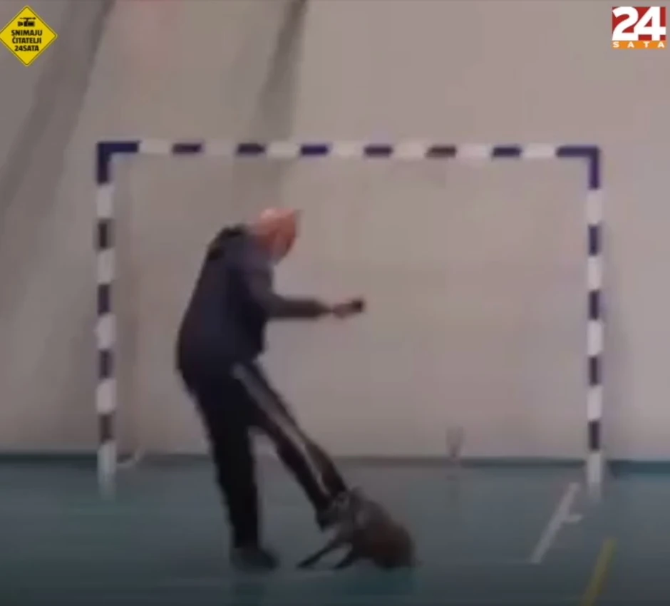 Profesor šutira divlju svinju u školskoj hali