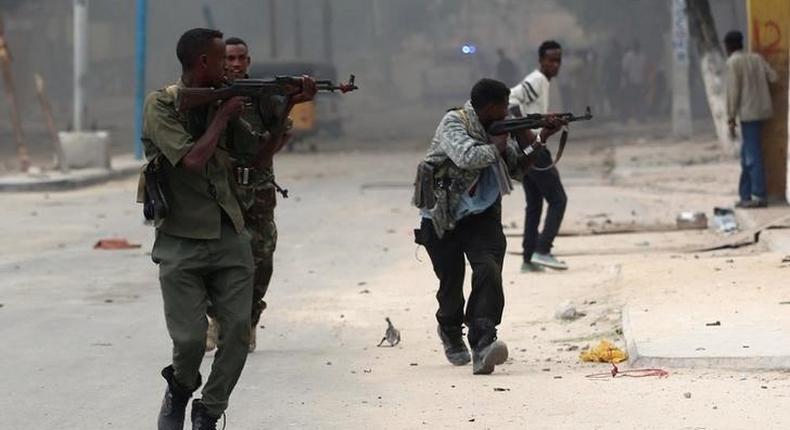 Somali government soldiers run to take their positions during gunfire after a suicide bomb attack outside Nasahablood hotel in Somalia's capital Mogadishu, June 25, 2016. 