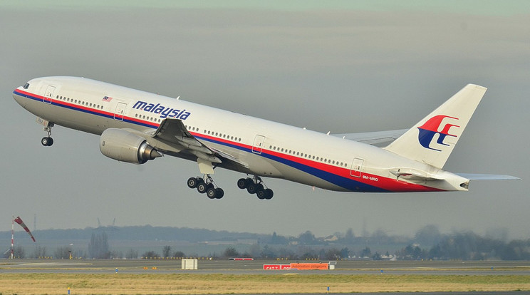 A Malaysia Airlines 370-es járata Kuala Lumpur és Peking közötti menetrend szerinti útján 2014. március 8-án hajnalban eltűnt. A 9M-MRO lajstromjelű Boeing 777–200-as típusú repülőgép radarjele a Thai-öböl felett veszett el. A gépen 227 utas és 12 főnyi személyzet tartózkodott. Képünkön a 9M-MRO Franciaoszágban, amikor még semmi sem utalt a végzetére. Most azonban kacslábú rákok segítségével esély mutatkozik rá, hogy végre megtalálják nyughelyét az óceán mélyén. / Fotó: Laurent Errera/Wikimedia Commons