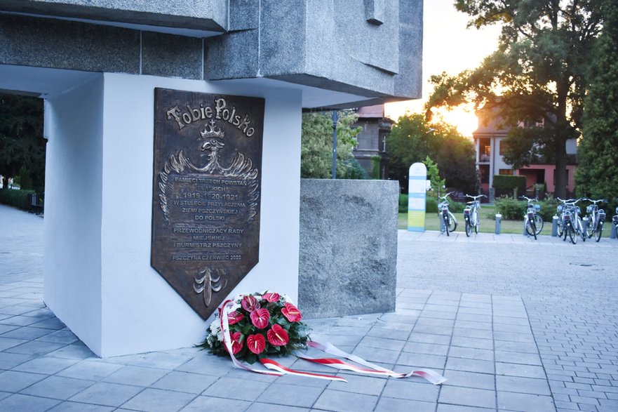 Tablica "Tobie Polsko" z inskrypcją: "Pamięci trzech powstań 1919-1920-1921 w stulecie przyłączenia Ziemi Pszczyńskiej do Polski - 06.2022 · fot. Ela / pless.pl