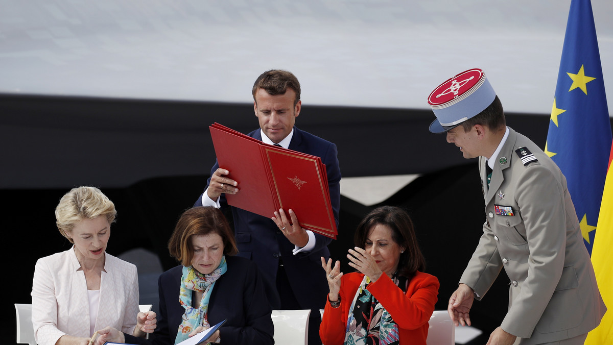 W ceremonii podpisani wziął także udział Emmanuel Macron