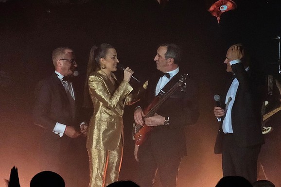 (FOTO) ŽIKA JAKŠIĆ NA KONCERTU ALEKSANDRE PRIJOVIĆ Posle više od 30 godina pred publikom u rodnom gradu, ona u kompletu boje zlata