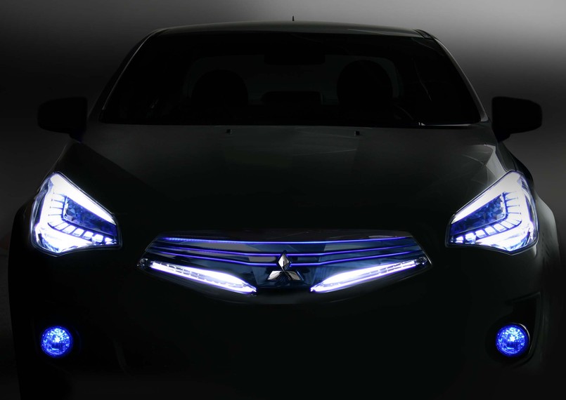 Jak chwalą się projektanci prototypowego mitsubishi concept G4 wygląd przedniej części i osłony chłodnicy, reflektorów oraz tylnych lamp zespolonych wykorzystuje motyw układanki oszlifowanych diamentów. Auto ma być drapieżne - trzymamy za słowo…